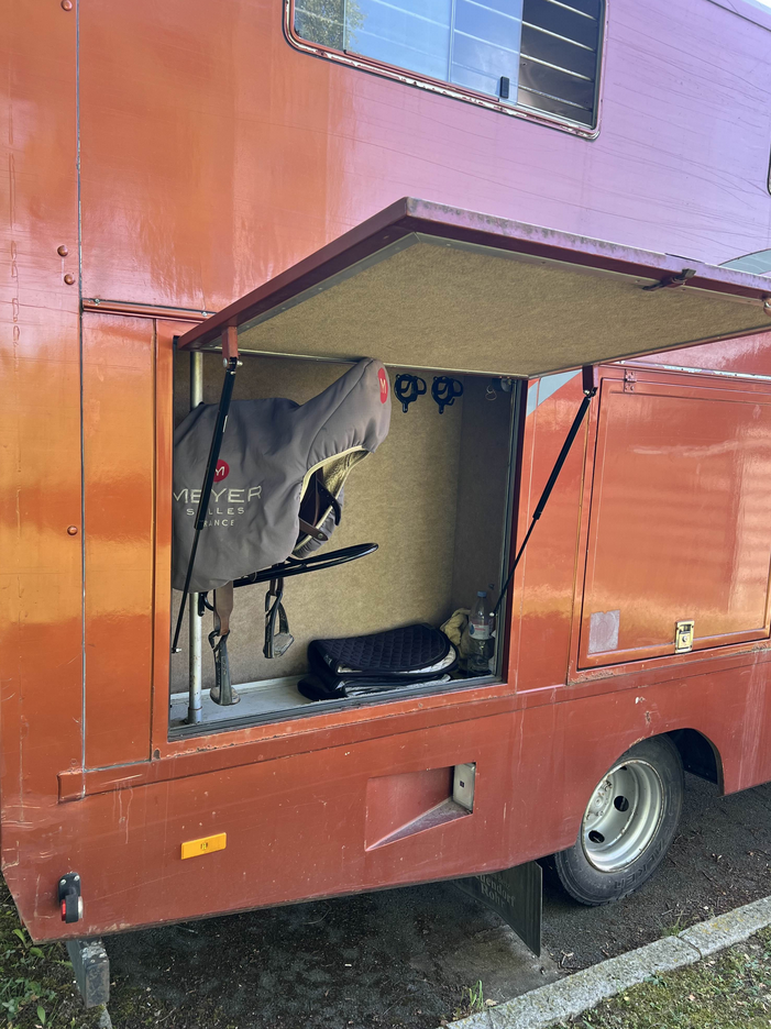 Mercedes Atego 4 places chevaux + espace cavalier