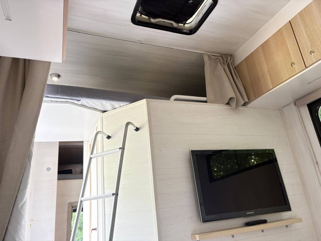 3-Horse Truck – Motorhome for 5 People – IVECO 280 hp