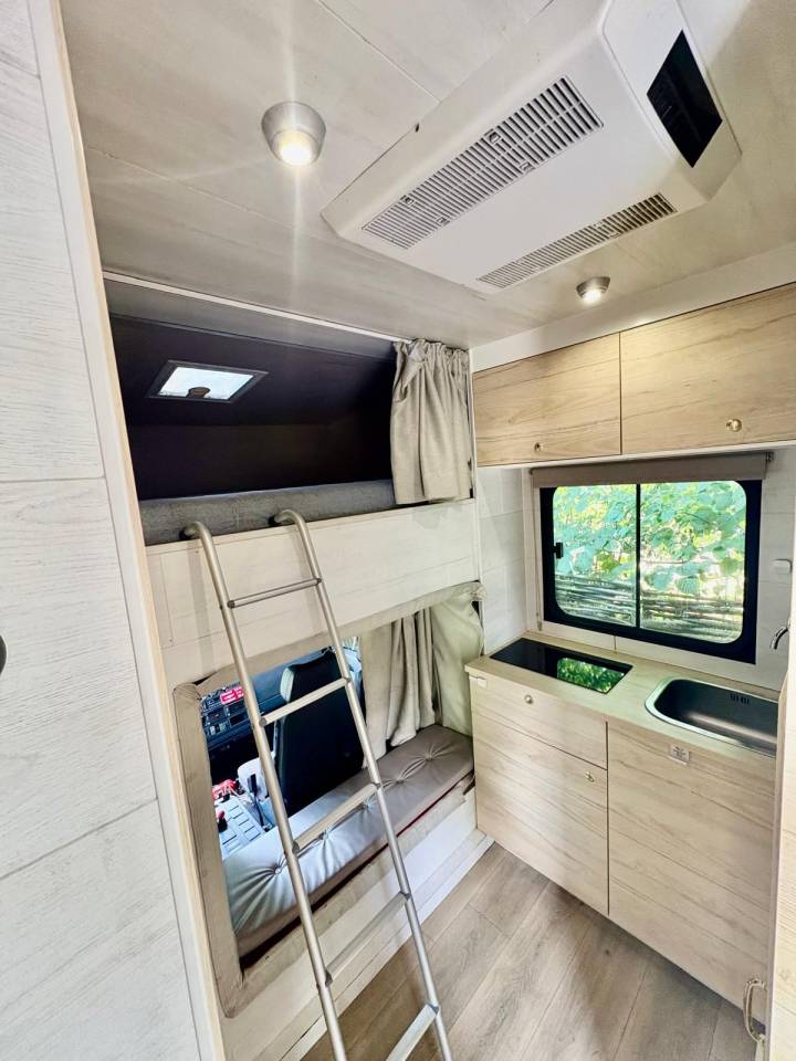 3-Horse Truck – Motorhome for 5 People – IVECO 280 hp