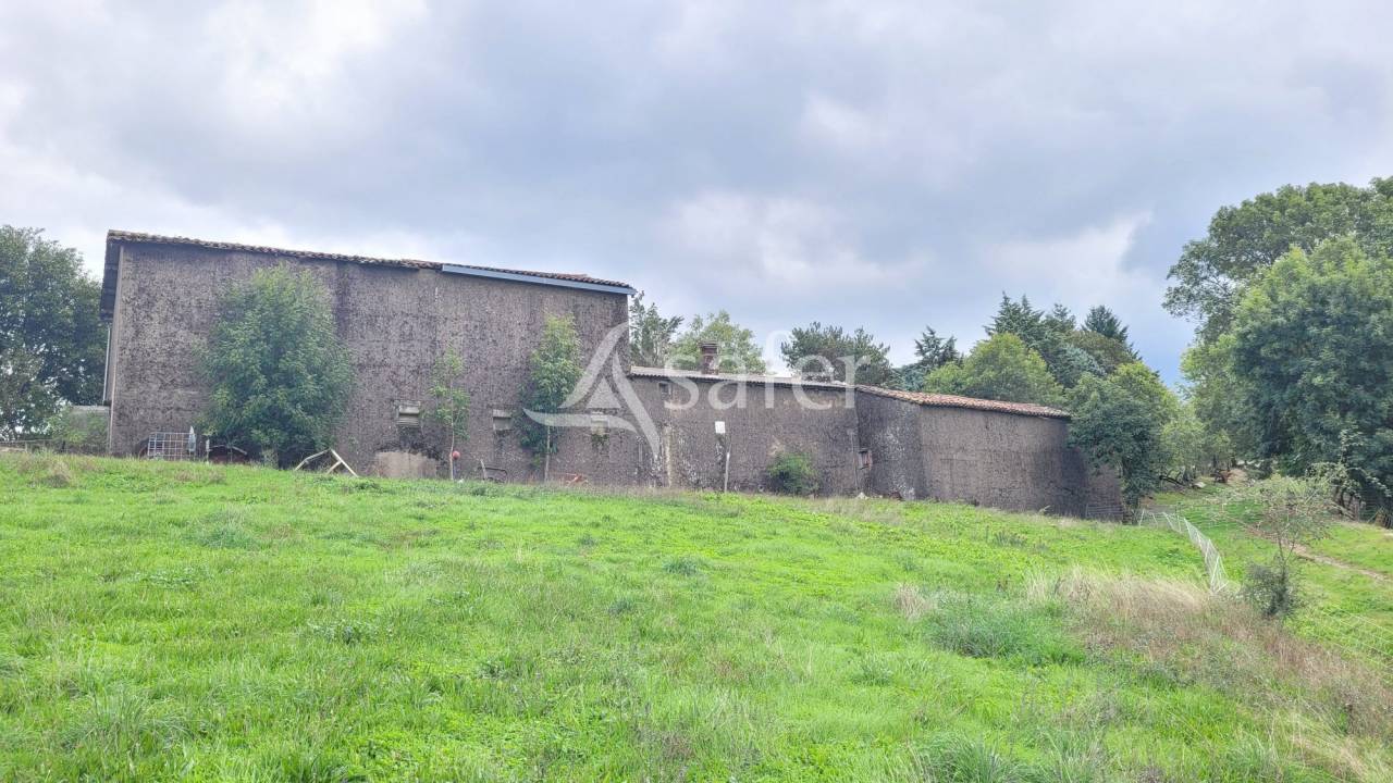 Corps de ferme 8ha 50a proche Aveyron
