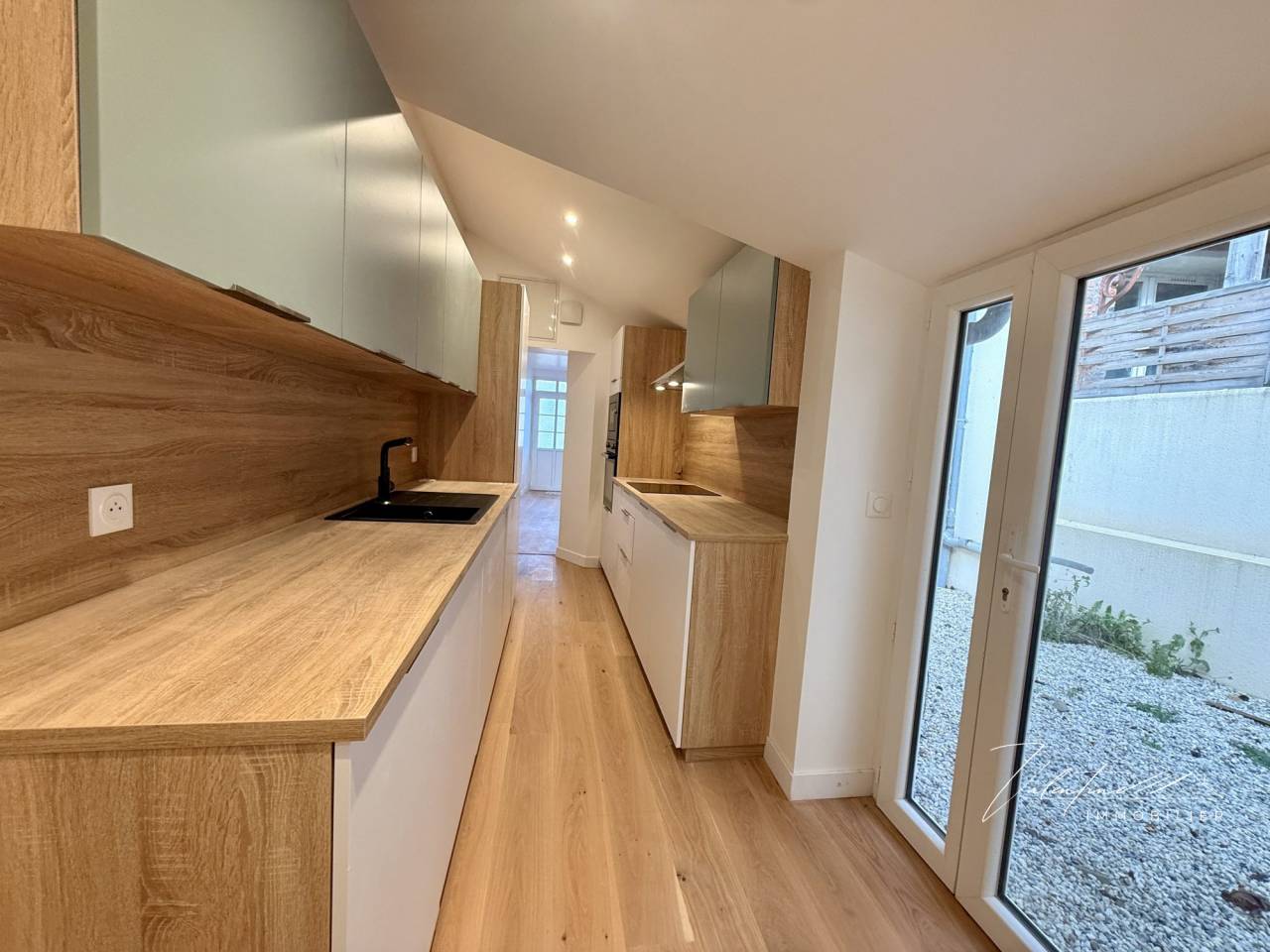 CHARMANTE MAISON DE VILLE RÉNOVÉE DANS UN VILLAGE DYNAMIQUE