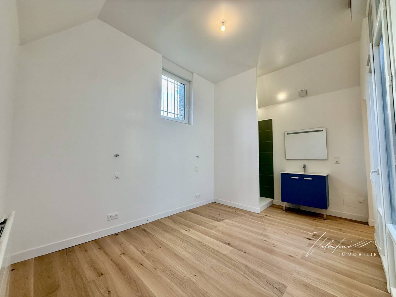 CHARMANTE MAISON DE VILLE RÉNOVÉE DANS UN VILLAGE DYNAMIQUE