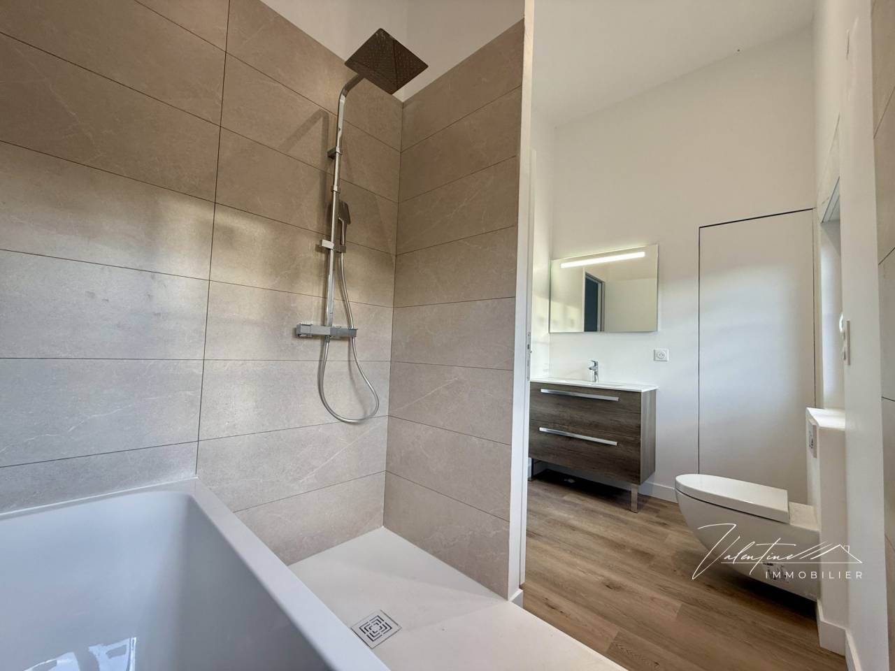 CHARMANTE MAISON DE VILLE RÉNOVÉE DANS UN VILLAGE DYNAMIQUE