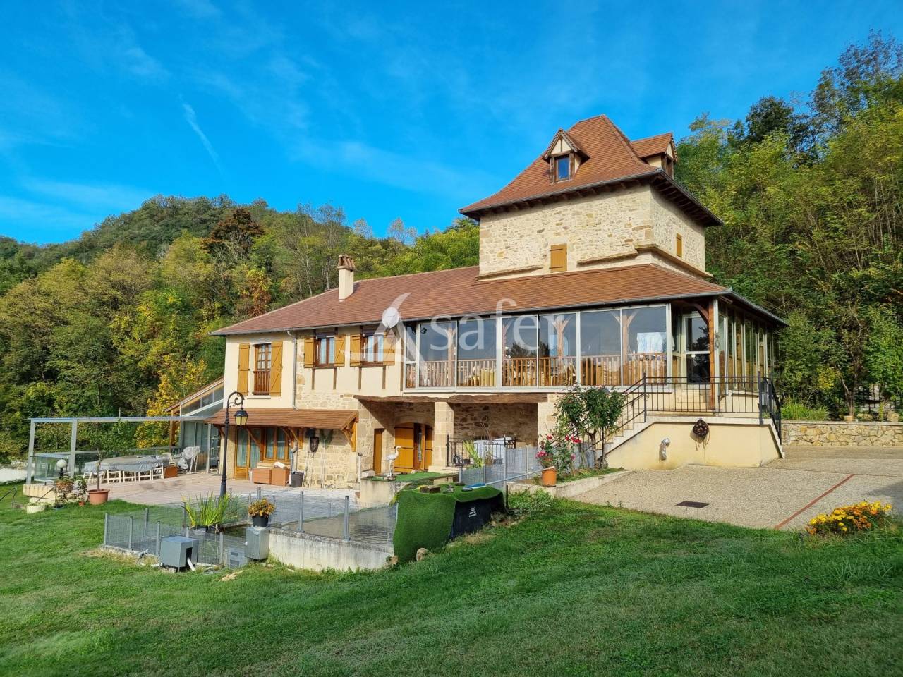 Propri&eacute;t&eacute; sur 4 ha en bordure du Lot, proche Figeac