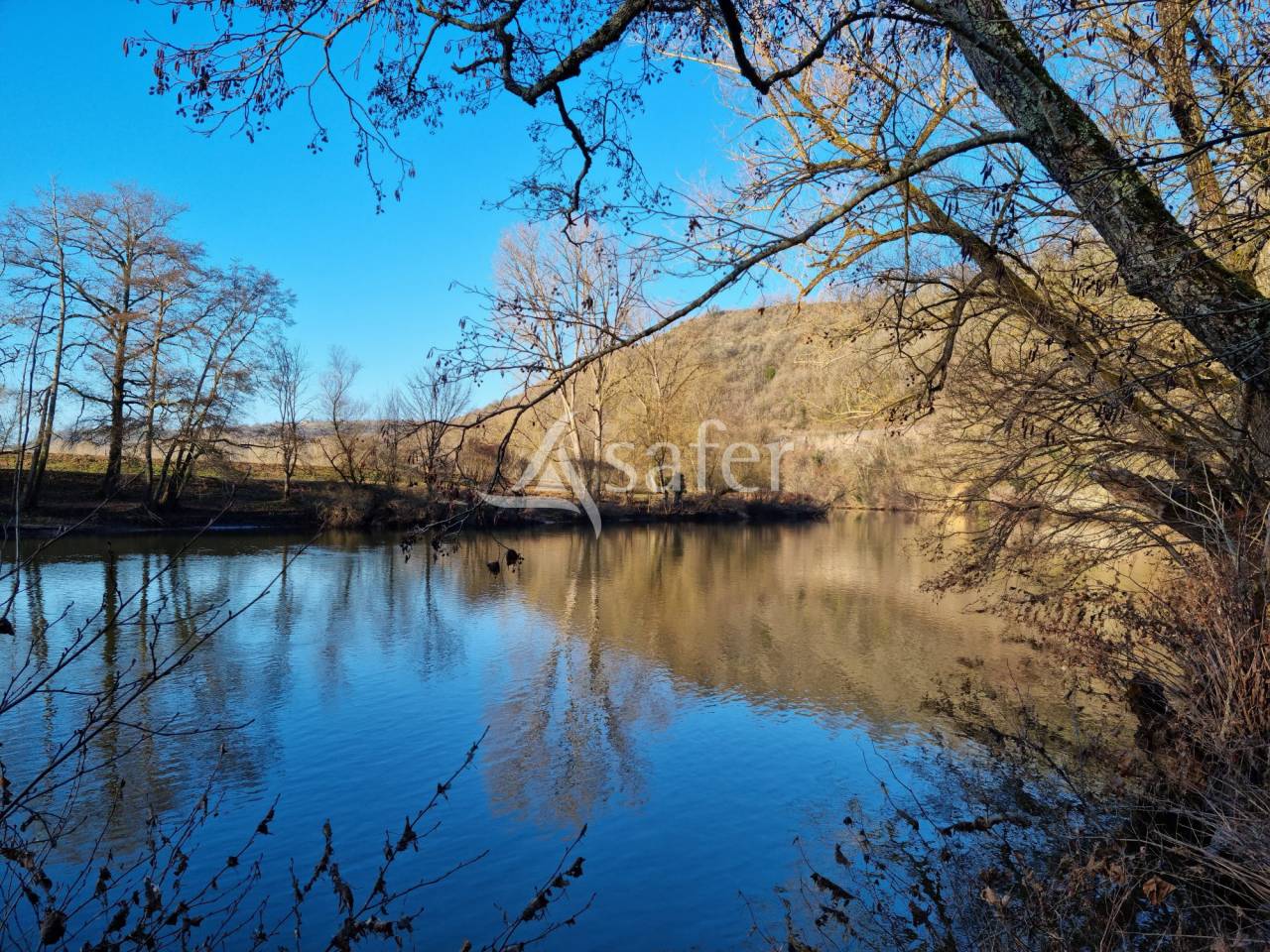 Propri&eacute;t&eacute; sur 4 ha en bordure du Lot, proche Figeac