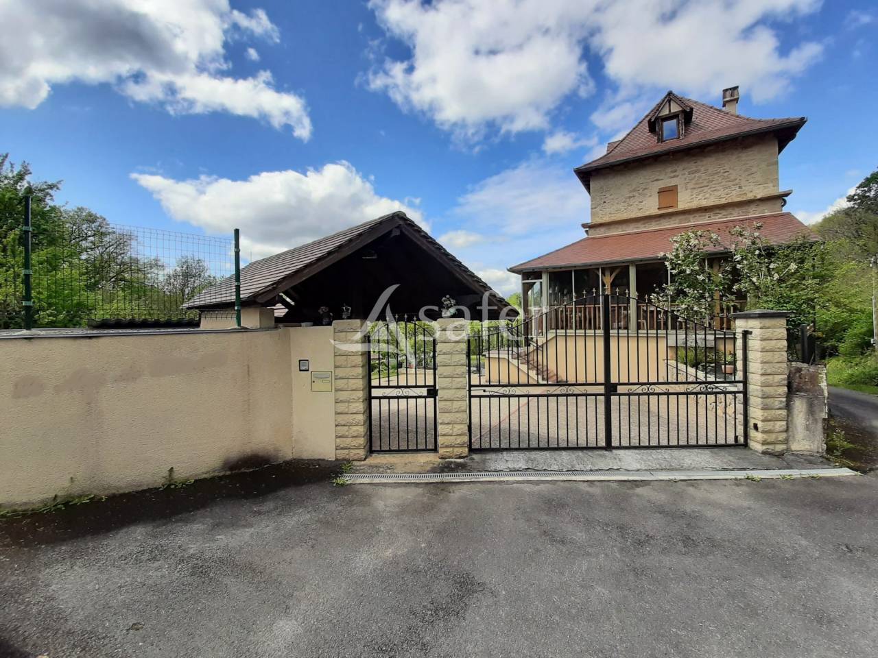 Propri&eacute;t&eacute; sur 4 ha en bordure du Lot, proche Figeac