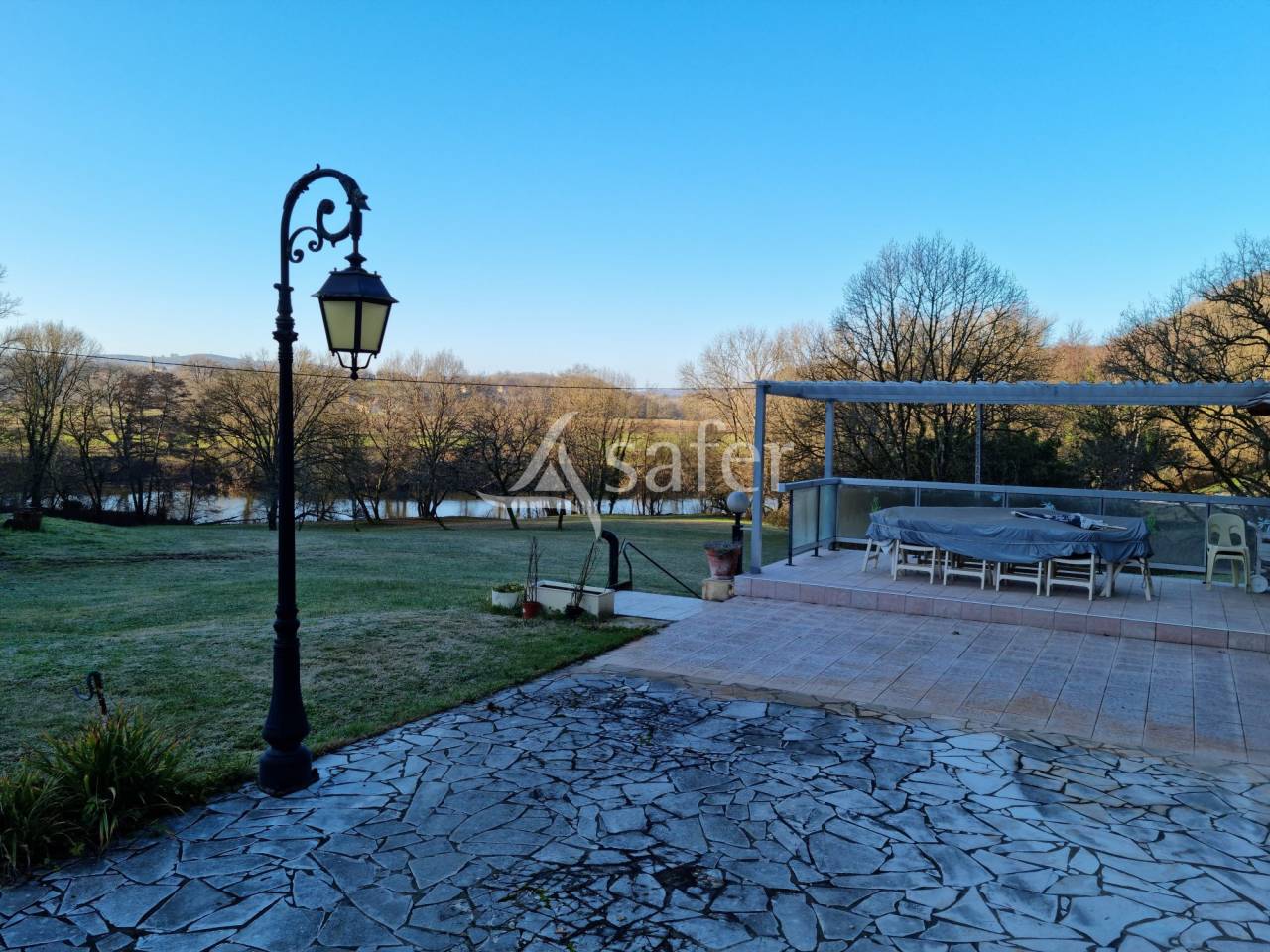 Propri&eacute;t&eacute; sur 4 ha en bordure du Lot, proche Figeac