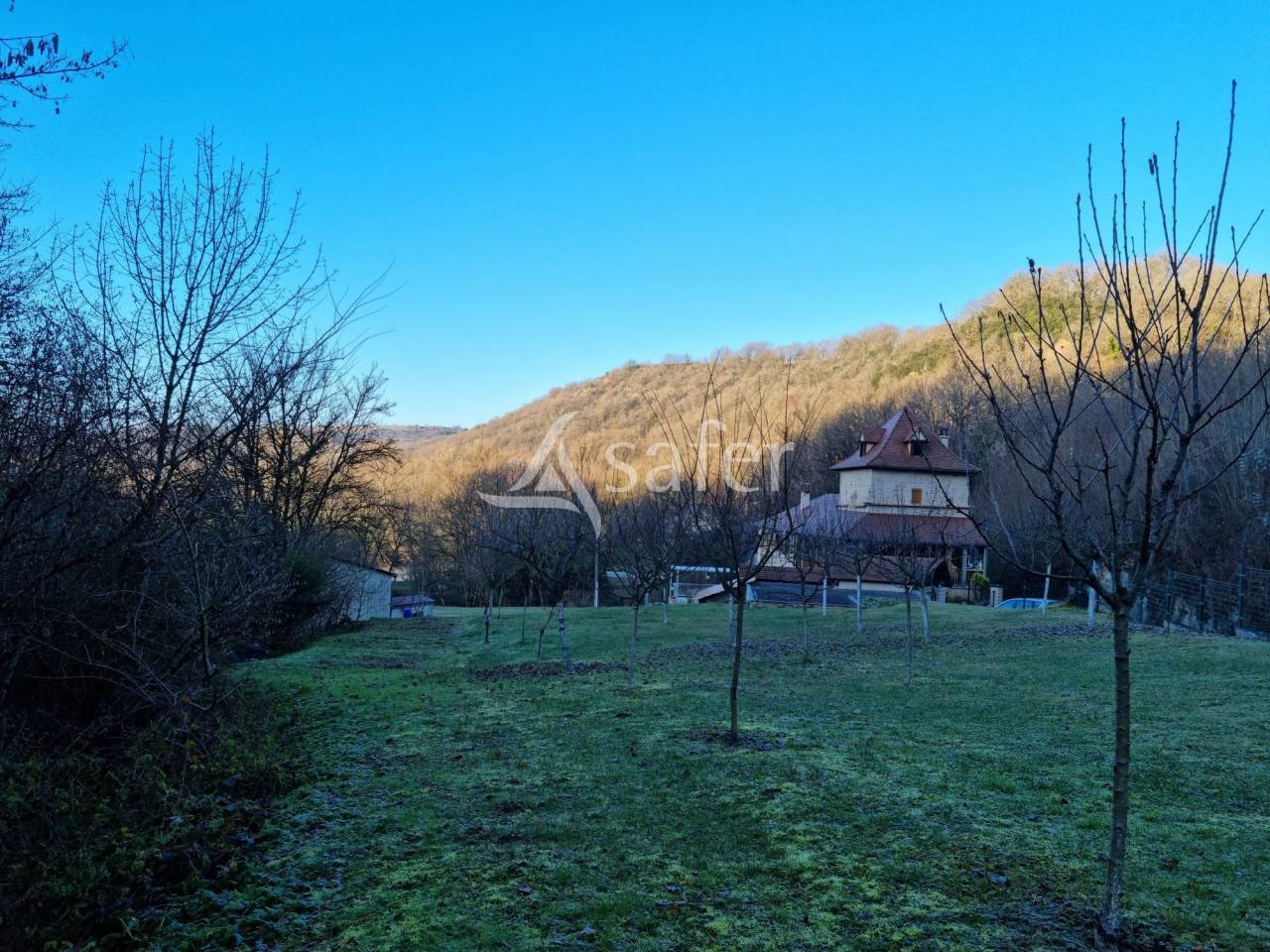 Propri&eacute;t&eacute; sur 4 ha en bordure du Lot, proche Figeac