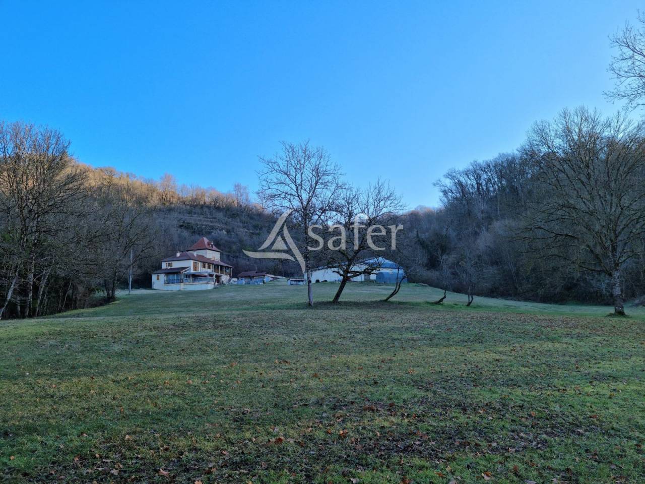 Propri&eacute;t&eacute; sur 4 ha en bordure du Lot, proche Figeac