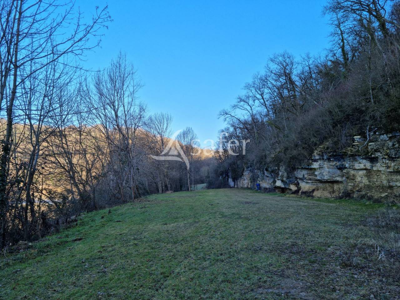 Propri&eacute;t&eacute; sur 4 ha en bordure du Lot, proche Figeac