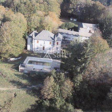 Ch&acirc;teau et ses 1 200 m&sup2; d'annexes b&acirc;ties