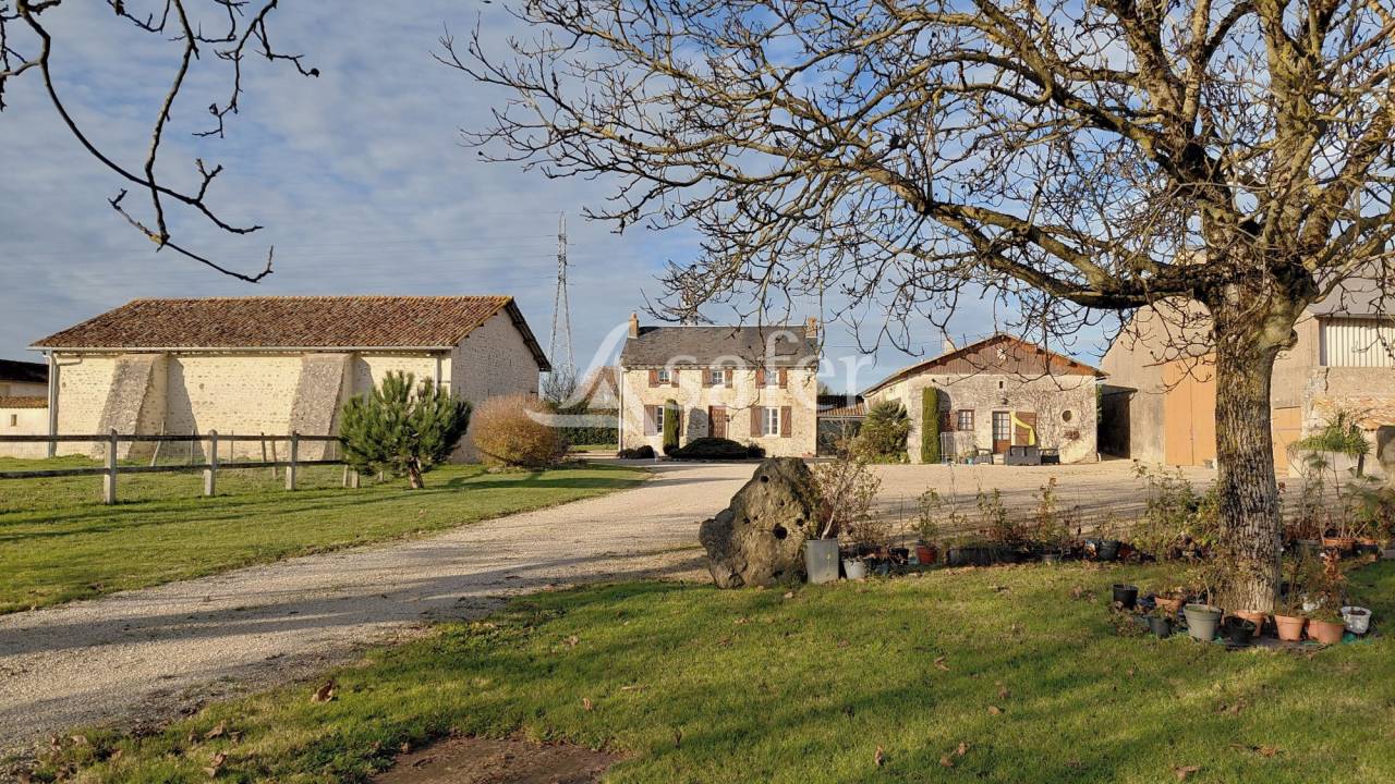 Ensemble de trois maisons d'habitation sur 12 ha, site isol&eacute;.