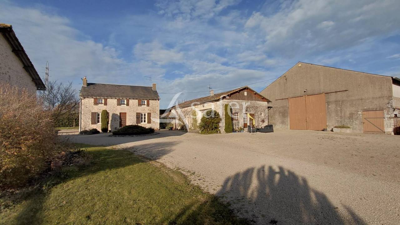Ensemble de trois maisons d'habitation sur 12 ha, site isol&eacute;.