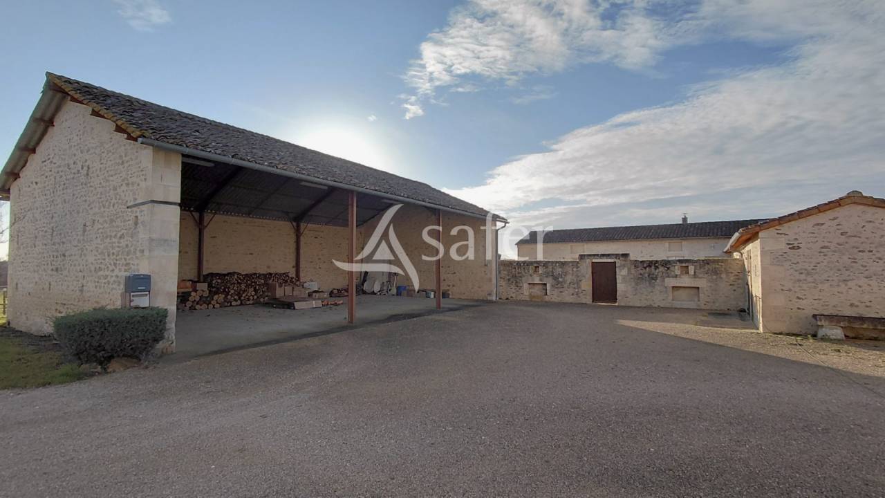 Ensemble de trois maisons d'habitation sur 12 ha, site isol&eacute;.