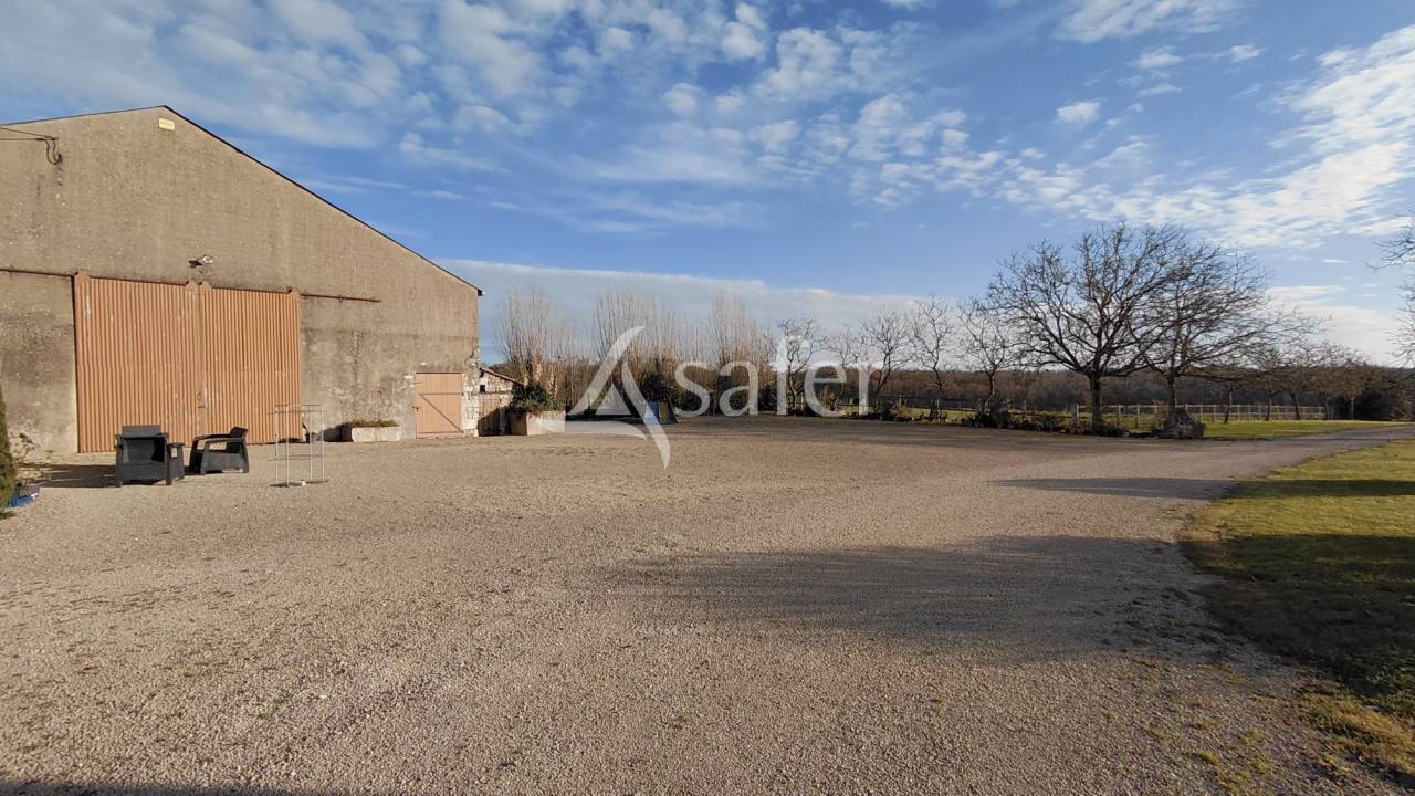 Ensemble de trois maisons d'habitation sur 12 ha, site isol&eacute;.