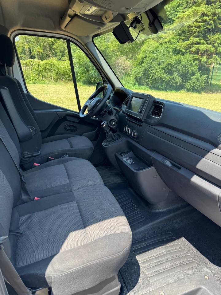 RENAULT MASTER &ndash; 2019 &ndash; 3 PLACES &ndash; STALLE &ndash; 21 000KM