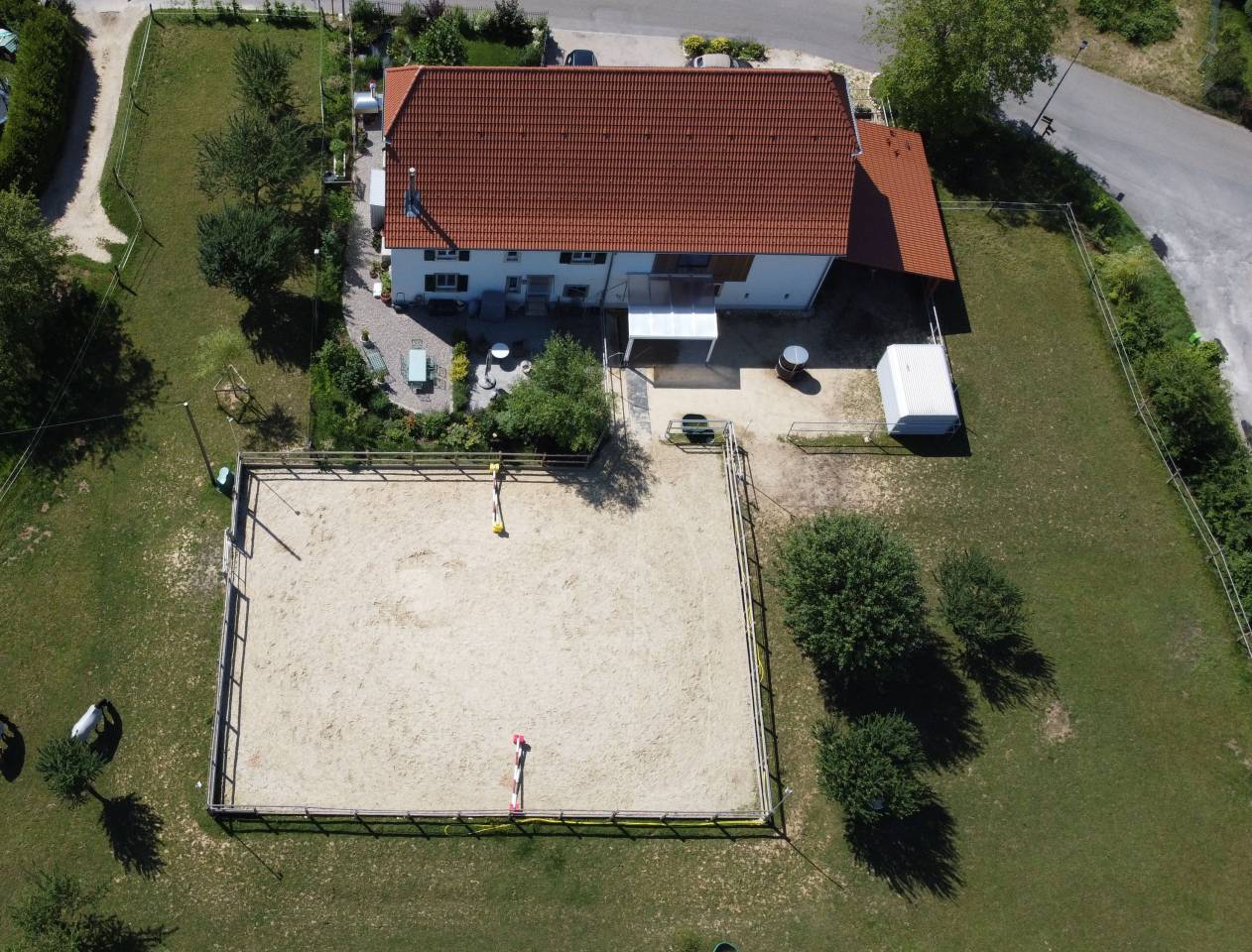 Ferme &eacute;questre r&eacute;nov&eacute;e avec 4 boxes et un paddock