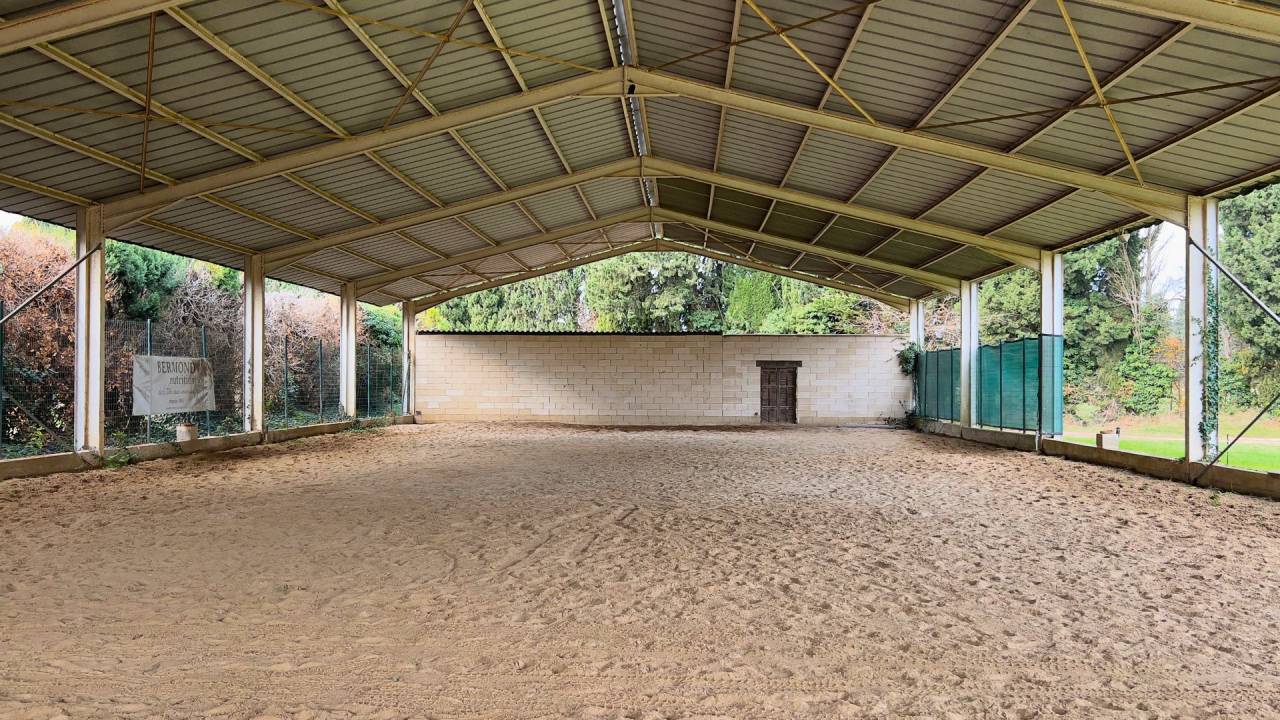 Au pied des Alpilles : mas de charme avec installations