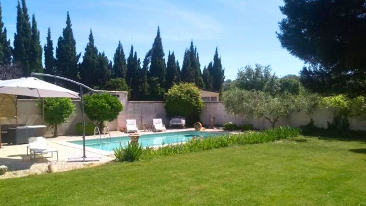 Au pied des Alpilles : mas de charme avec installations