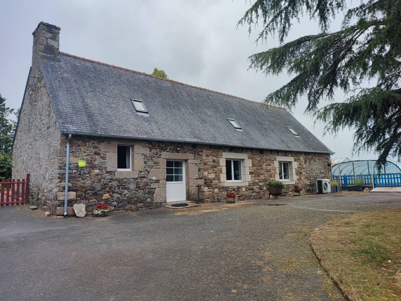 Ancien manoir sur 8,5ha proche c&ocirc;te de granit rose