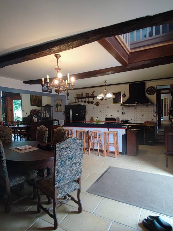 Ancien manoir sur 8,5ha proche c&ocirc;te de granit rose