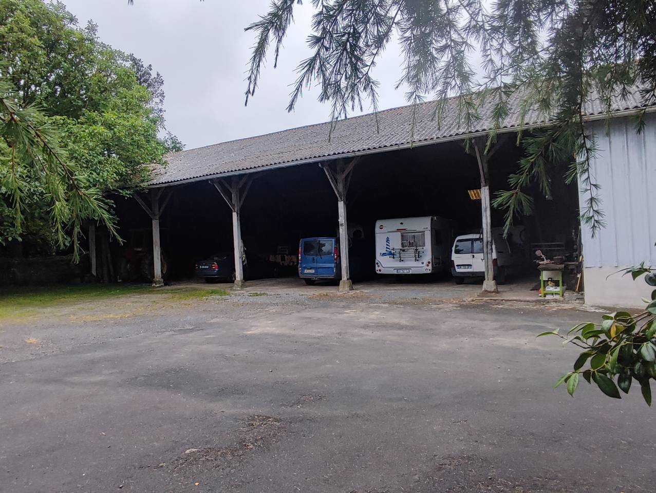 Ancien manoir sur 8,5ha proche c&ocirc;te de granit rose