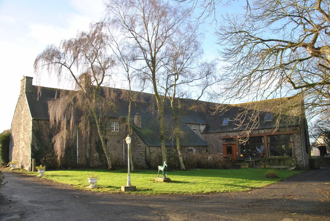 Ancien manoir sur 8,5ha proche c&ocirc;te de granit rose