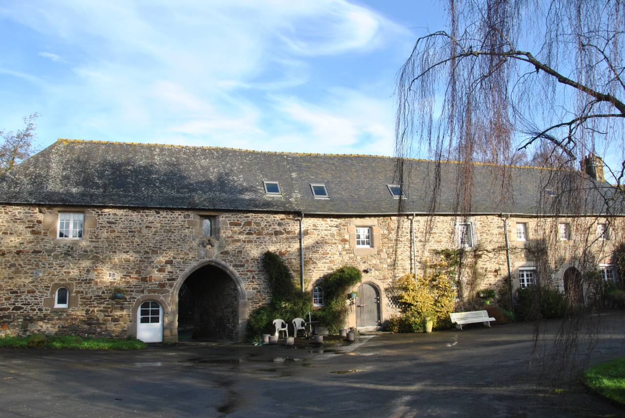 Ancien manoir sur 8,5ha proche c&ocirc;te de granit rose