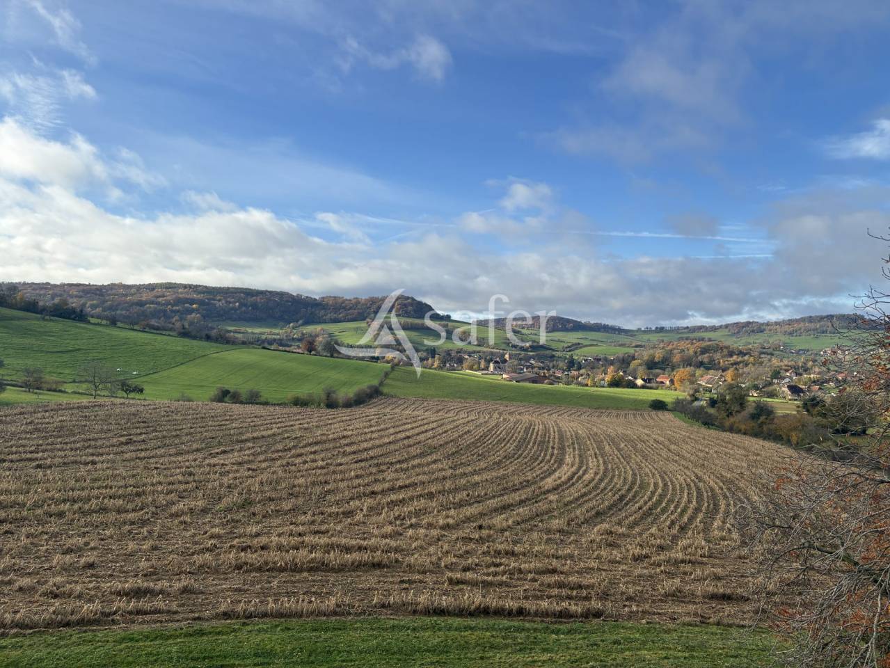 Ferme avec grange et b&acirc;timents - 8 ha