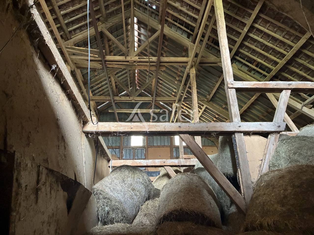 Ferme avec grange et b&acirc;timents - 8 ha