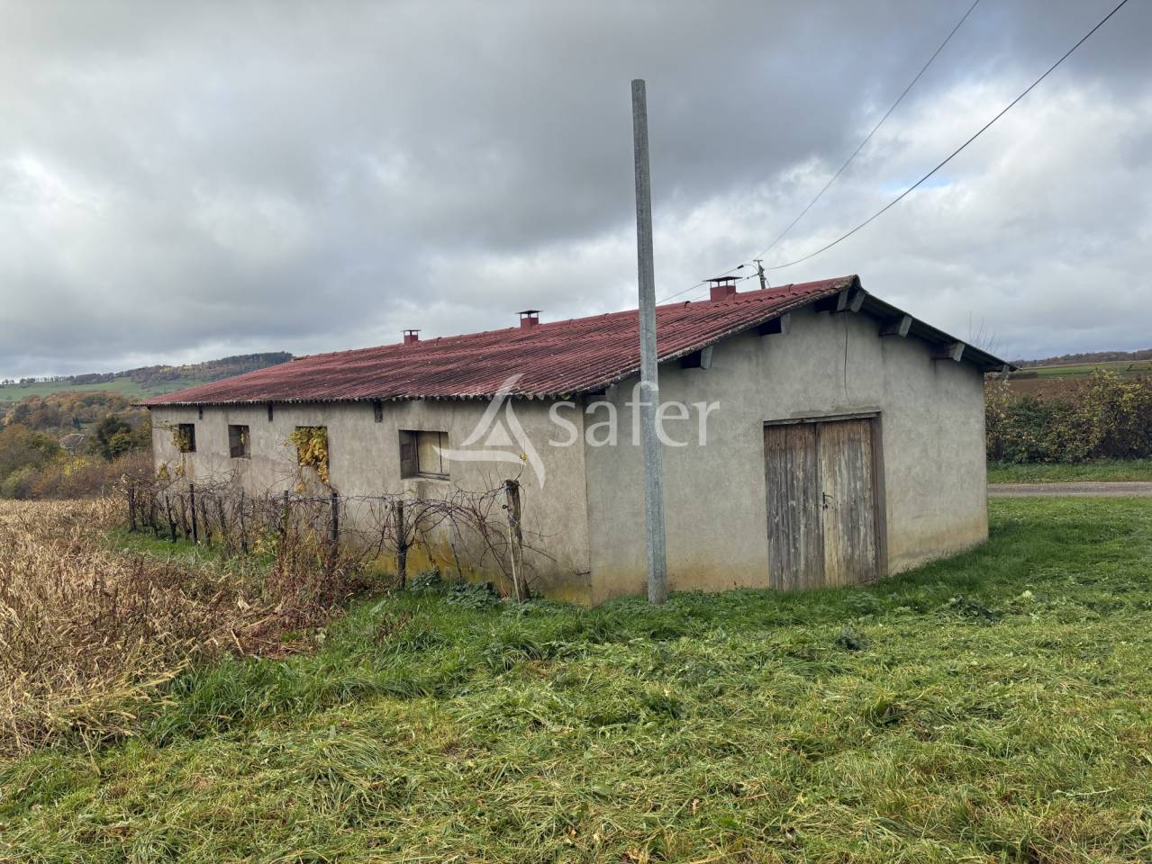 Ferme avec grange et b&acirc;timents - 8 ha