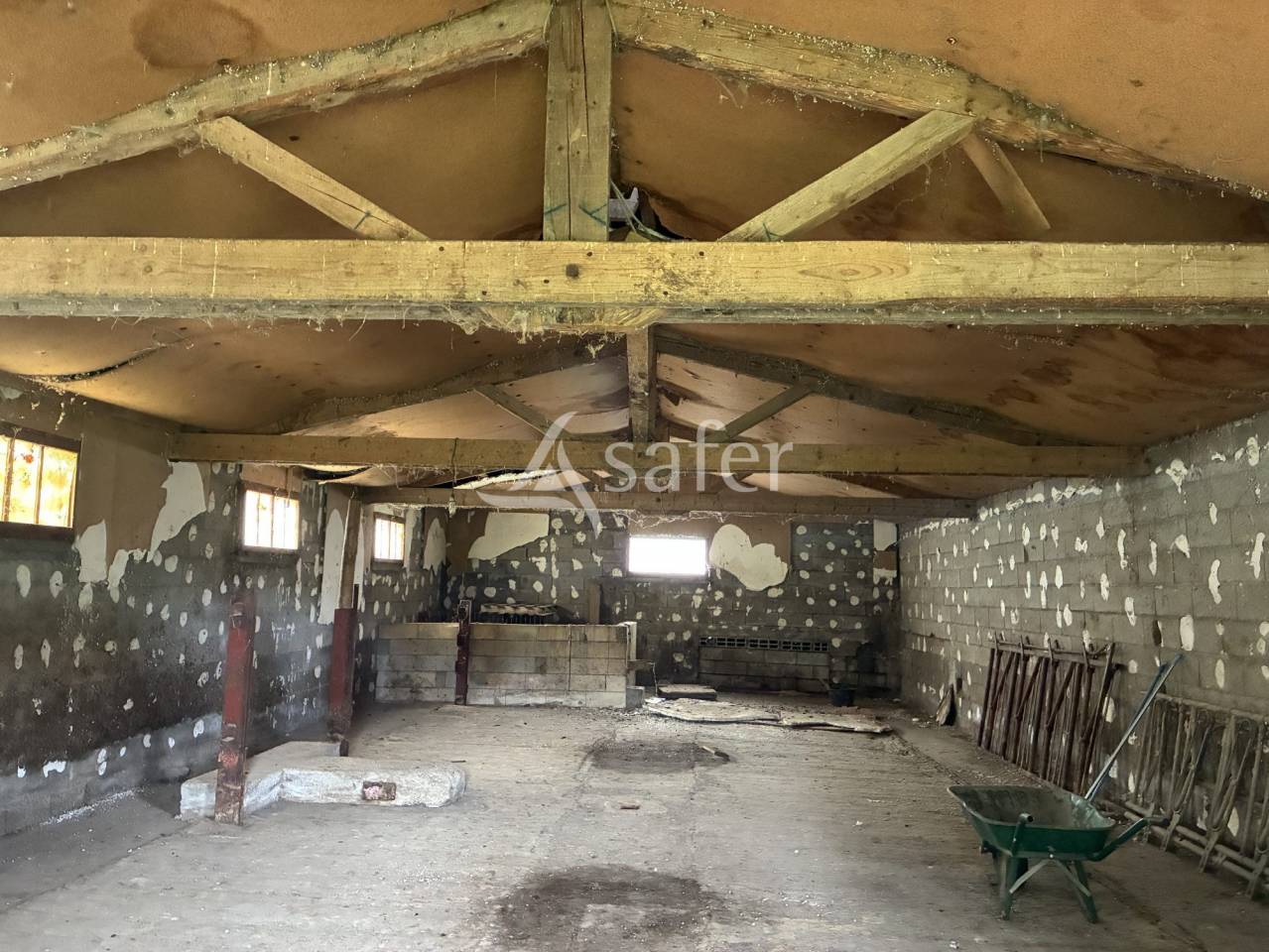 Ferme avec grange et b&acirc;timents - 8 ha