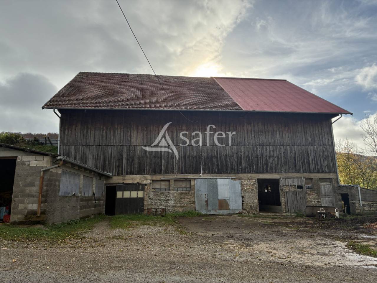 Ferme avec grange et b&acirc;timents - Terrains de 8 &agrave; 24 hectares
