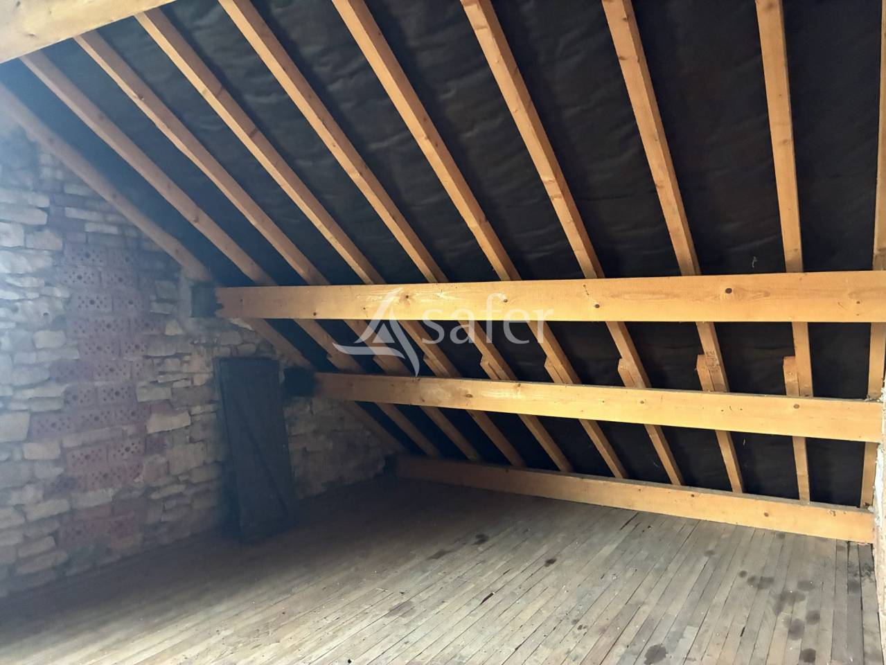 Ferme avec grange et b&acirc;timents - Terrains de 8 &agrave; 24 hectares