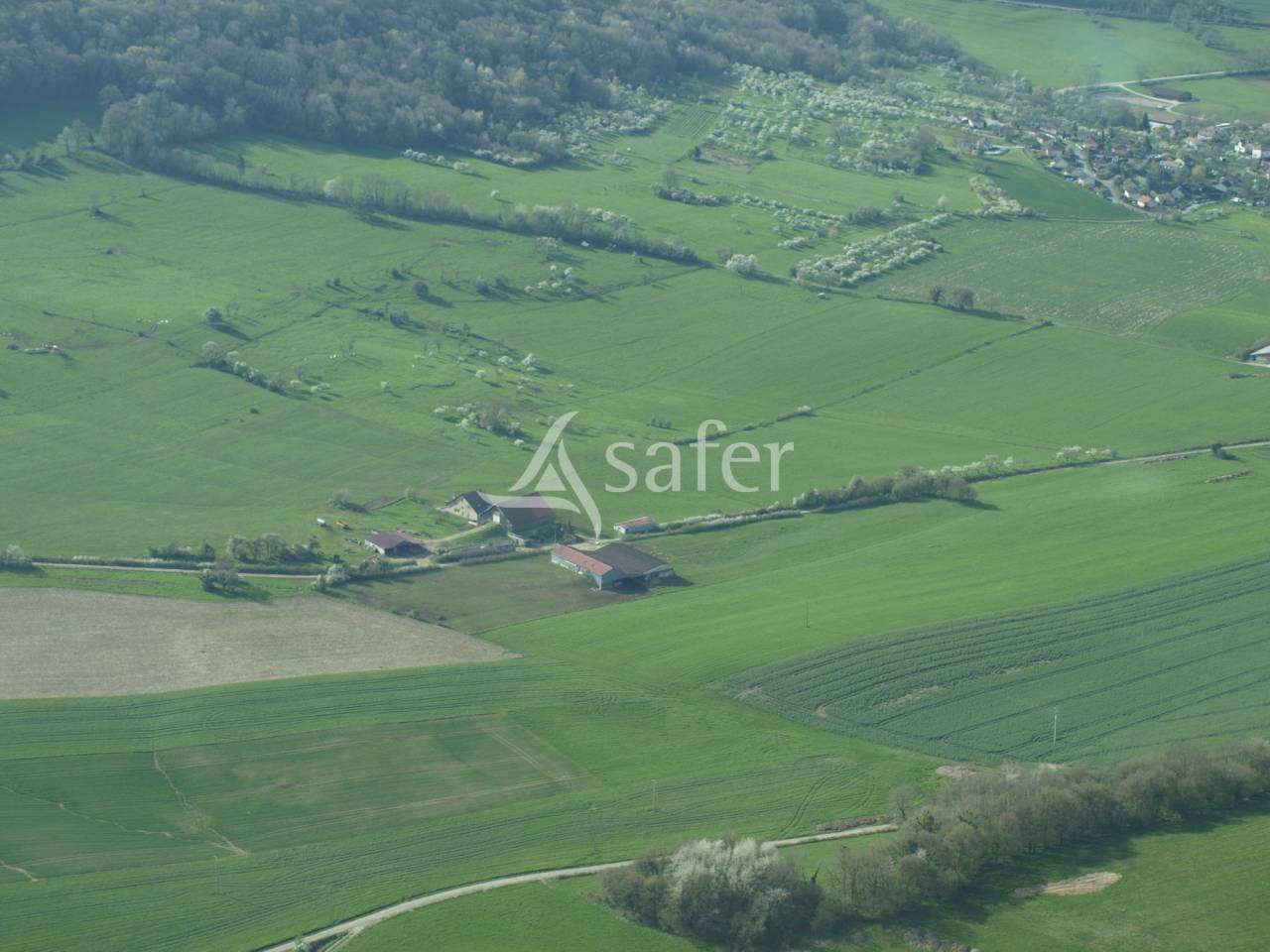 Ferme avec grange et b&acirc;timents - 24 hectares