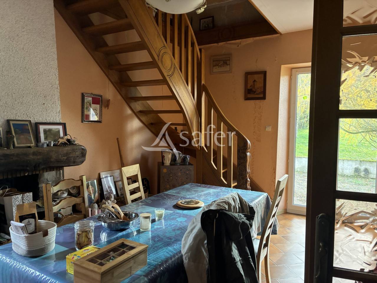 Ferme avec grange et b&acirc;timents - 24 hectares