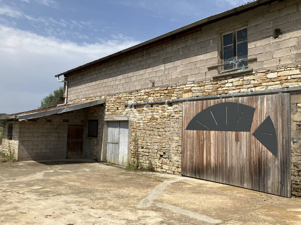 B&acirc;timent &eacute;questre avec 10 ha - Maison &agrave; r&eacute;habiliter