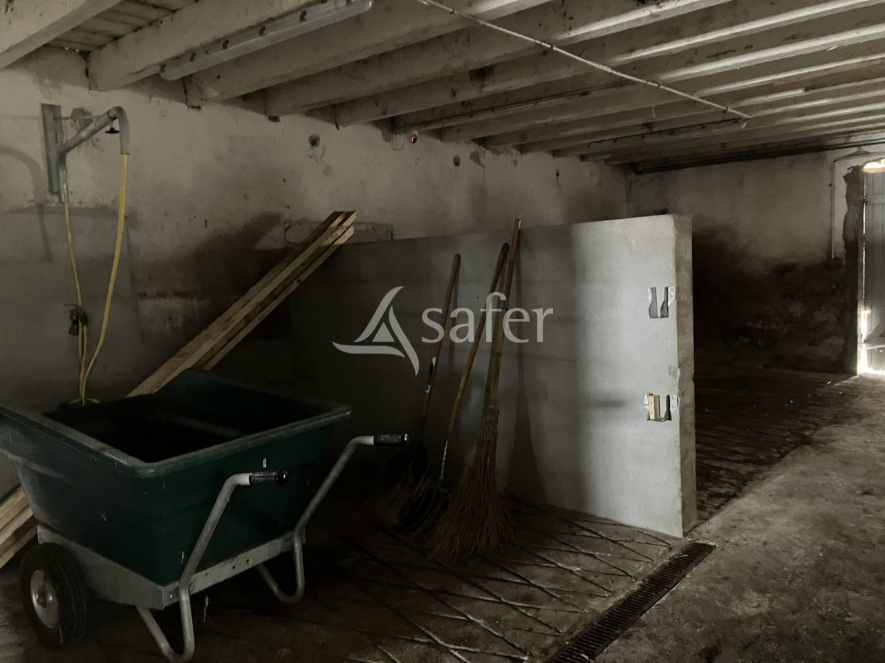 B&acirc;timent &eacute;questre avec 10 ha - Maison &agrave; r&eacute;habiliter