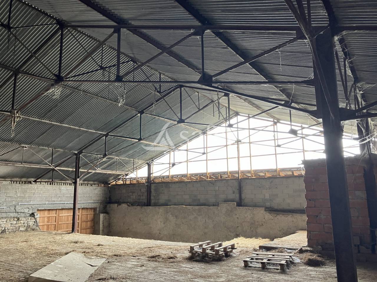 B&acirc;timent &eacute;questre avec 10 ha - Maison &agrave; r&eacute;habiliter