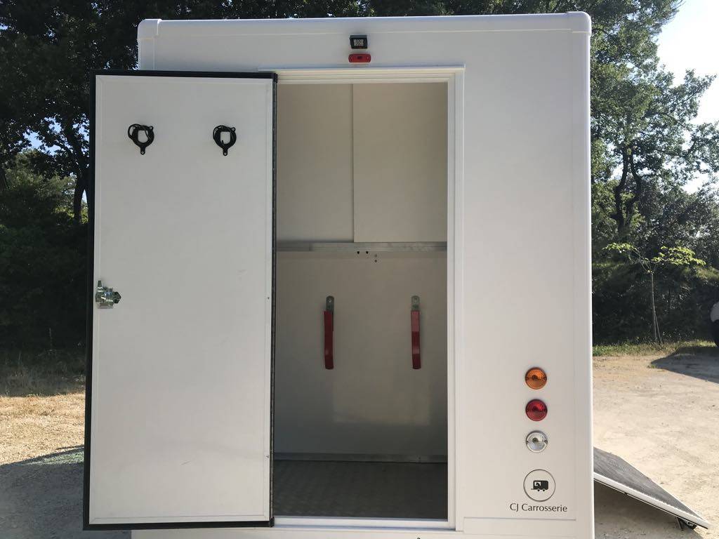 Camion chevaux carrosserie neuve 2011, 230 000 kms