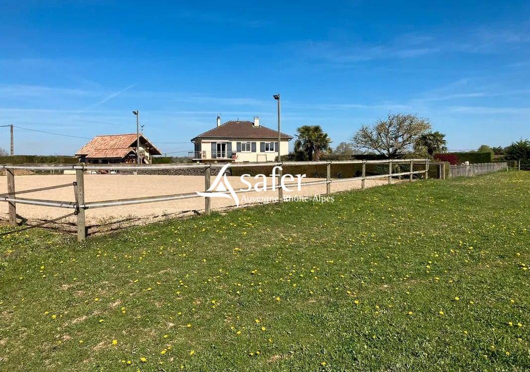 Maison d'habitation familiale avec infrastructures &eacute;questres