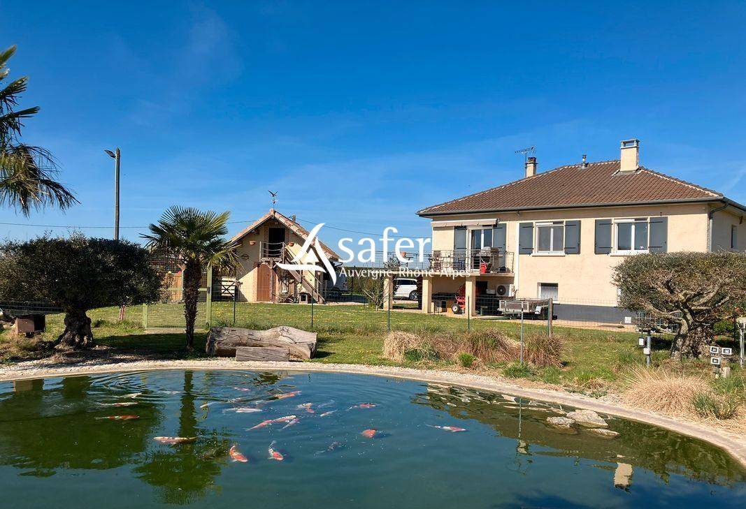 Maison d'habitation familiale avec infrastructures &eacute;questres