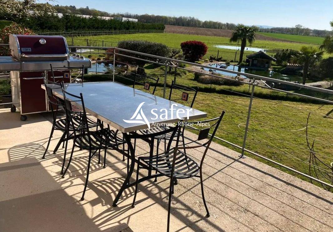 Maison d'habitation familiale avec infrastructures &eacute;questres