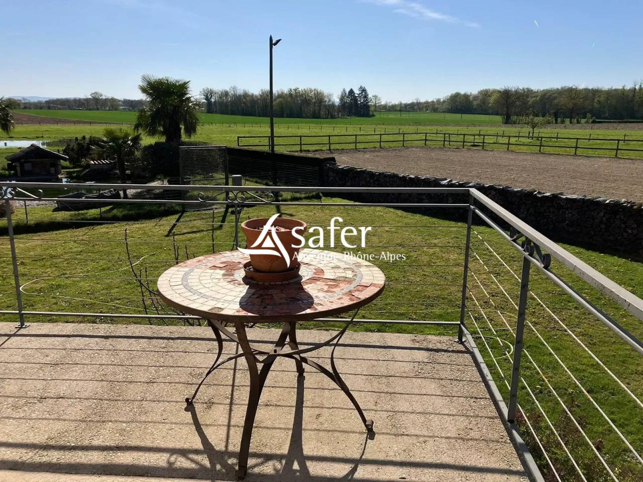 Maison d'habitation familiale avec infrastructures &eacute;questres