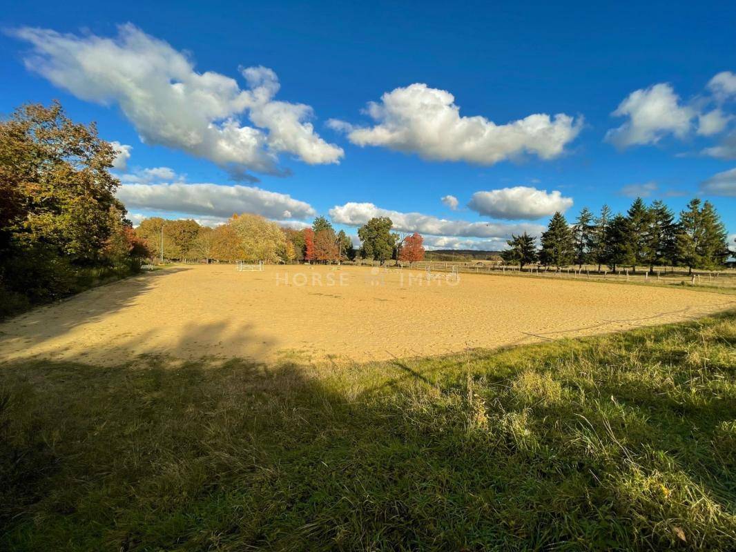 Propri&eacute;t&eacute; et Installations &eacute;questres sur 9,5 hectares dans le