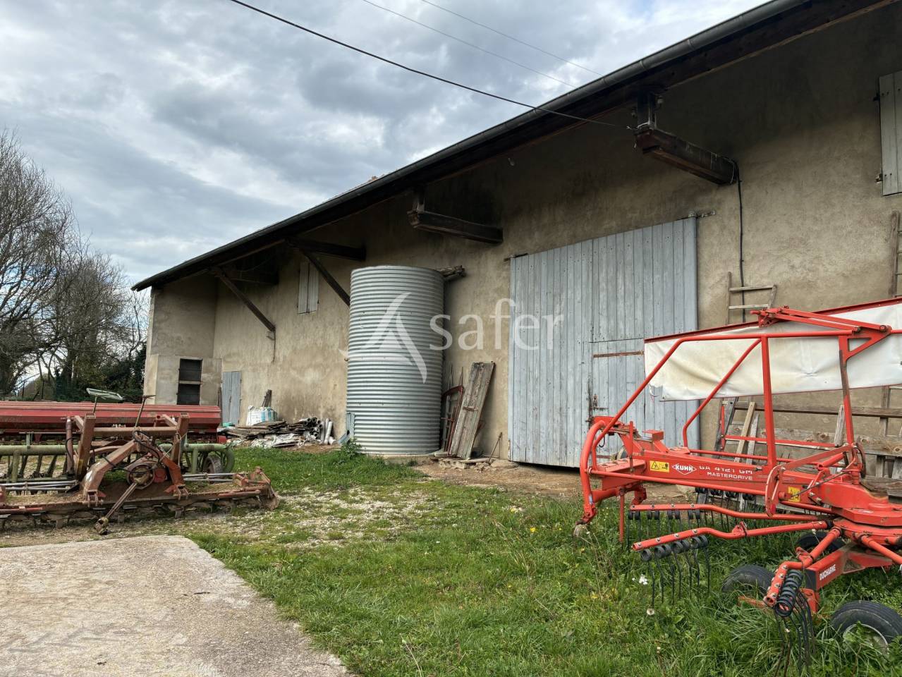 grange en pierres avec 12ha de pr&eacute;s attenant