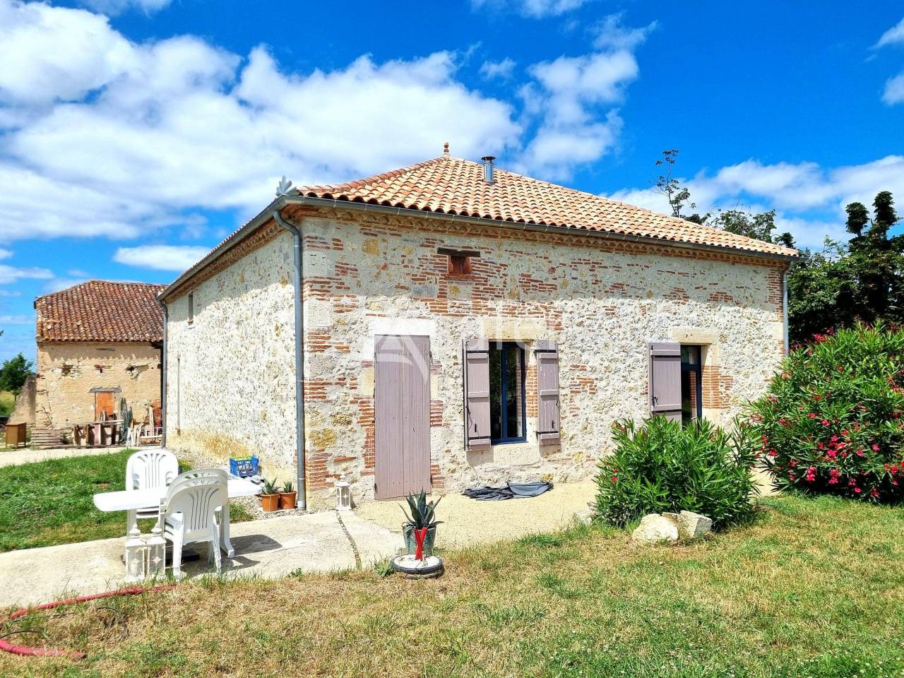 Proche de Valence joli corps de ferme en pierre r&eacute;nov&eacute; sur 17