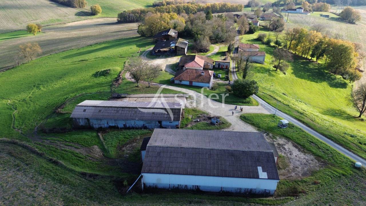 Exploitation d'&eacute;levage sur 104ha, proche Rib&eacute;rac