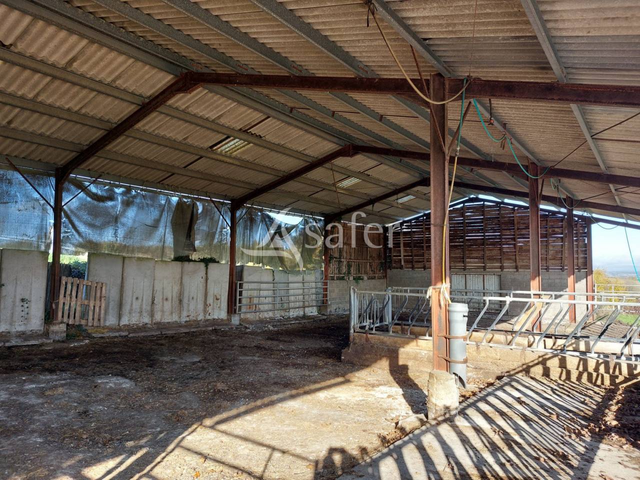 Exploitation d'&eacute;levage sur 104ha, proche Rib&eacute;rac