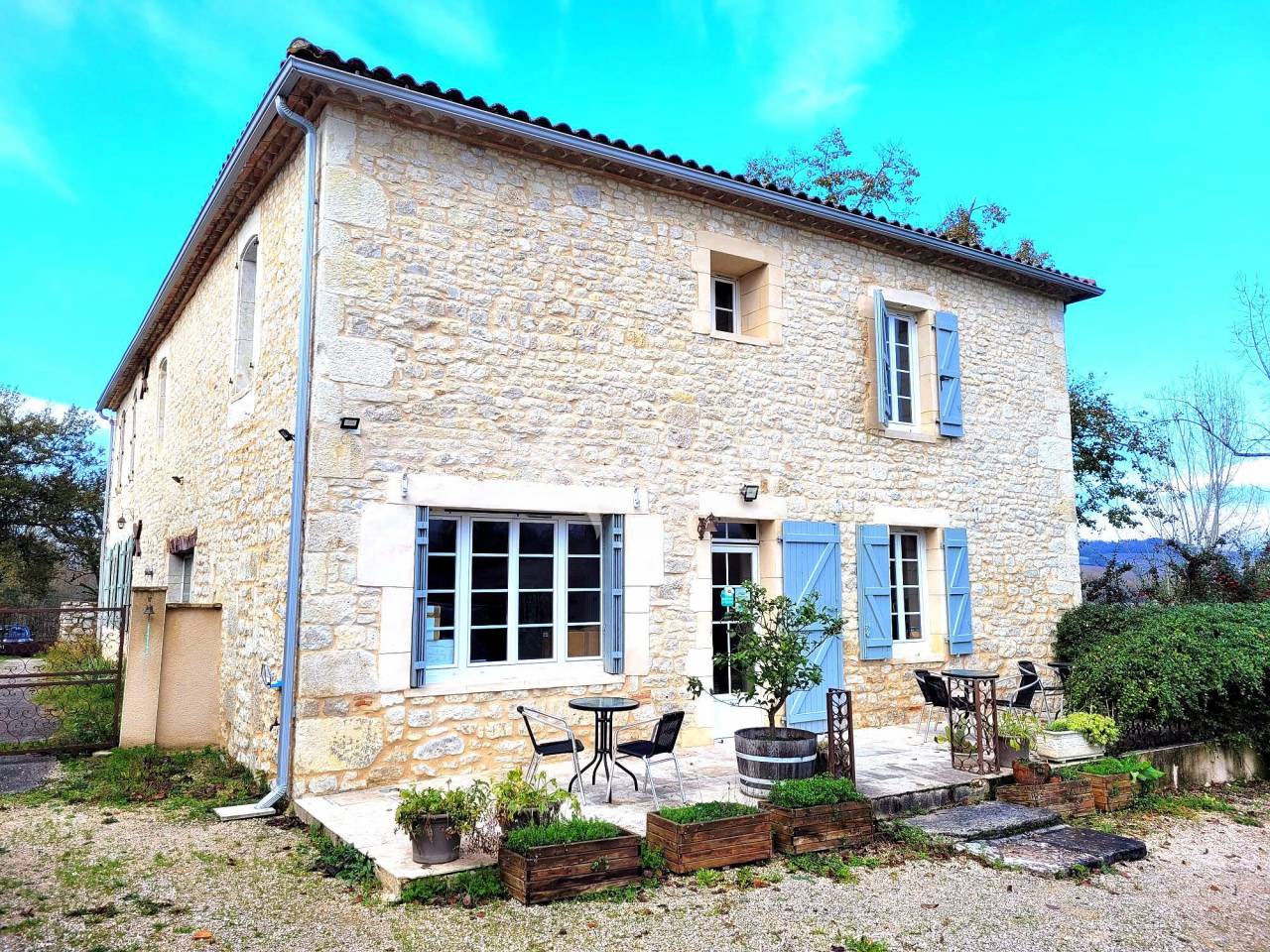 Bel ensemble quercynois 370 m&sup2; habitable avec d&eacute;pendances sur